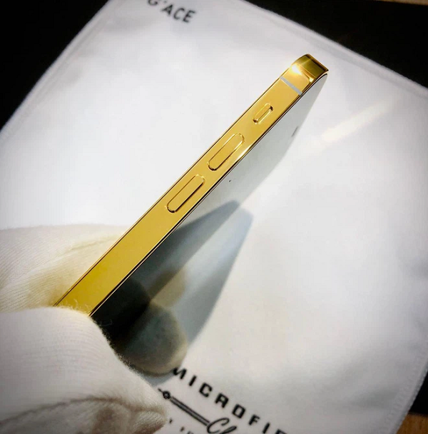 Mặt lưng của máy được phủ một lớp bảo vệ để chống trày xước. Logo của Apple được chạm khắc tinh tế.