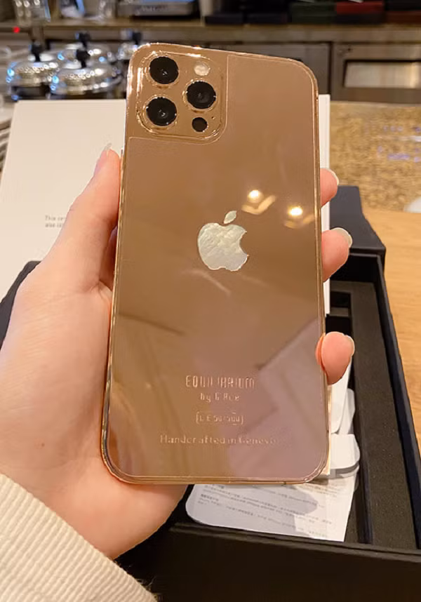 Điện thoại mới của "ông trùm chân dài" mạ vàng 18K, các chi tiết được thiết kế tinh xảo, toát lên vẻ sang trọng, độc đáo. Logo "quả táo cắn dở" của hãng Apple đính ngọc trai. Ngay cả thẻ bảo hành điện thoại cũng được làm bằng vàng 18K.