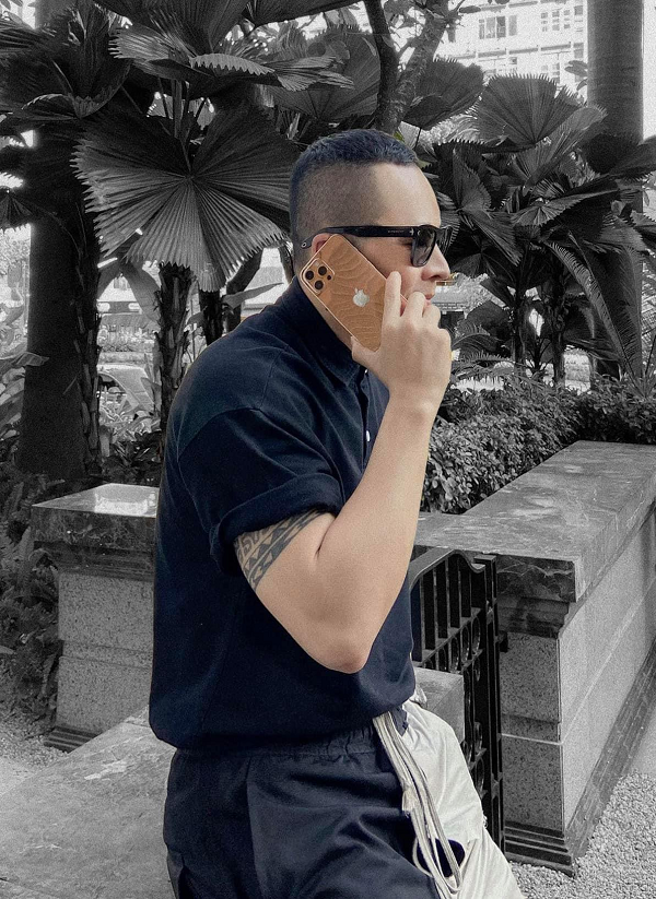 Vũ Khắc Tiệp chia sẻ đây là chiếc iPhone 12 thứ ba mà anh được tặng. Ngoài lĩnh vực giải trí, ông bầu quê Nam Định còn làm kinh doanh và có mối quan hệ thân thiết với nhiều doanh nhân nổi tiếng.