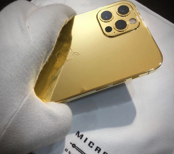 Đơn vị chế tác cho biết chất liệu được sử dụng là vàng 17.5K (chiếm tỷ lệ 68.3%), kết hợp với vàng 24K để tạo hiệu ứng sáng bóng.