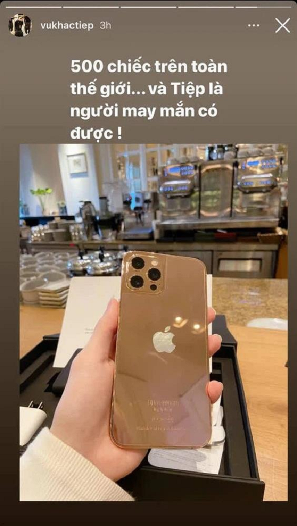 Trung bình mỗi chiếc iPhone 12 Pro mạ vàng mất khoảng 83 giờ để hoàn thiện từ khâu tháo lắp, chế tác các chi tiết, xử lý thủ công, đánh bóng.