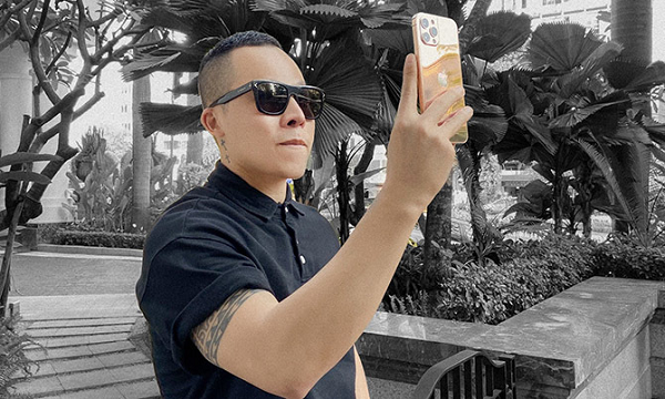 Ông bầu này cũng tiết lộ, giá trị của chiếc điện thoại iPhone 12 mạ vàng này lên đến 250 triệu đồng và đây là món quà anh nhận được từ một người anh thân thiết.