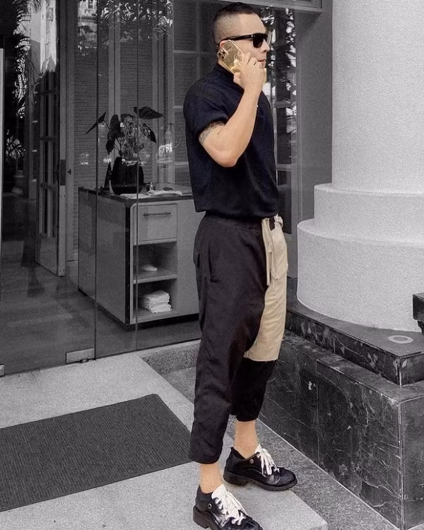 Chiếc iPhone được hoàn thiện khá đồng bộ, bao gồm phần mặt lưng, cạnh viền, và các nút bấm đều được phủ vàng bắt mắt.