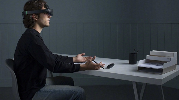 Tuy nhiên, thất bại đó không khiến Facebook từ bỏ tham vọng của mình với lĩnh vực kính thông minh. Công ty này so sánh tiềm năng của thiết bị kính thông minh trong tương lai giống như những thay đổi trong việc sử dụng máy tính nhờ vào phát minh ra chuột.