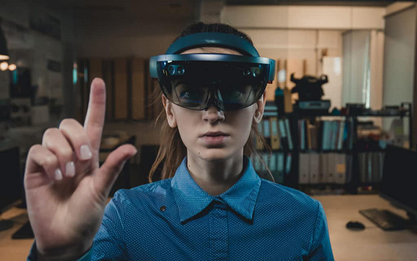 Trong bài đăng của mình, Facebook đã mô tả chi tiết những tính năng của chiếc kính thông minh. Người dùng kính có thể đeo một đôi găng tay đặc biệt để gõ bàn phím ảo.