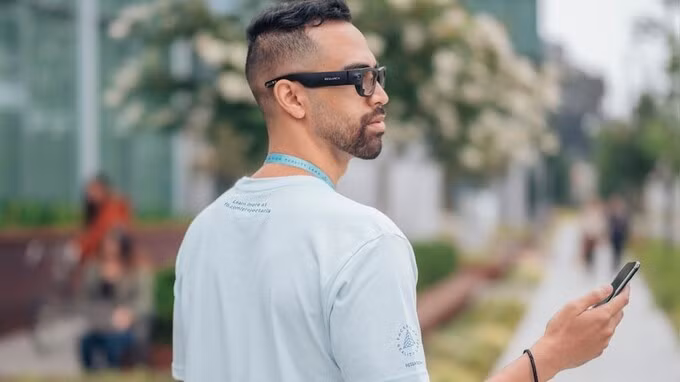 Chiếc kính có khả năng thực hiện lệnh của người đeo một cách dễ dàng, cung cấp bất kỳ thông tin nào họ muốn và đặc biệt chúng vẫn sẽ an toàn, riêng tư, kín đáo, dễ sử dụng.