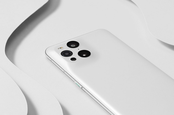 Để tạo ra bề mặt cong của mặt kính sau trên Find X3 Pro, OPPO đã sử dụng hơn 2.000 điểm kiểm soát thiết kế trên toàn bộ mặt lưng. Toàn bộ tấm kính được đặt trong khuôn có độ chính xác cao và sau đó được đưa vào rèn nóng ở 700°C, sau đó một lỗ được đánh bóng bằng CNC.