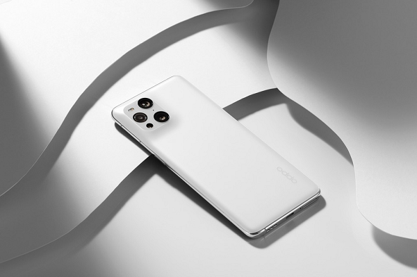 Để cân bằng giữa thân máy mỏng và cụm camera sau hùng hậu, OPPO đã đầu tư rất nhiều chi phí để tạo ra một mặt kính cong chưa từng thấy trong ngành.