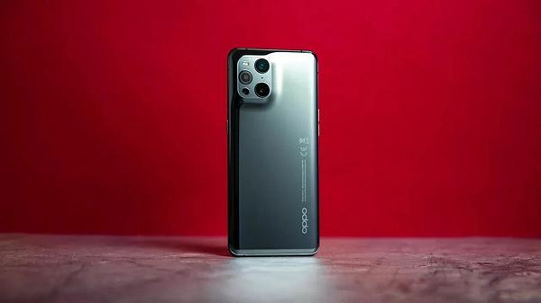 Để giải quyết vấn đề này, OPPO đã rất sáng tạo khi thêm một đèn LED nhỏ gần camera ống kính hiển vi để tạo ra ánh sáng riêng chiếu vào chủ thể ở khoảng cách siêu gần.