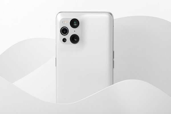 Mặt lưng được làm bằng kính nguyên khối, không có khe hở và đường nối ở cụm camera.