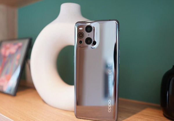 Mẫu máy kế nhiệm của Find X2 Pro còn có thiết kế mặt trước tuyệt đẹp với mặt kính cong tràn cạnh. Oppo tối ưu viền bezel và sử dụng camera selfie đục lỗ để tạo ra màn hình “không viền” chuẩn theo định nghĩa. Tỷ lệ hiển thị trên thân máy của thiết bị đạt 89.6%.