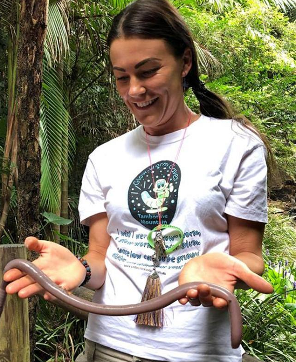 Trước đây, các nhà khoa học đưa ra lý do duy nhất khiến giun đất chui lên sau trận mưa lớn là để tránh bị chết đuối trong đất ngập nước. Tuy nhiên điều này không đúng vì giun đất thở bằng da và chúng cần hơi ẩm trong đất thở