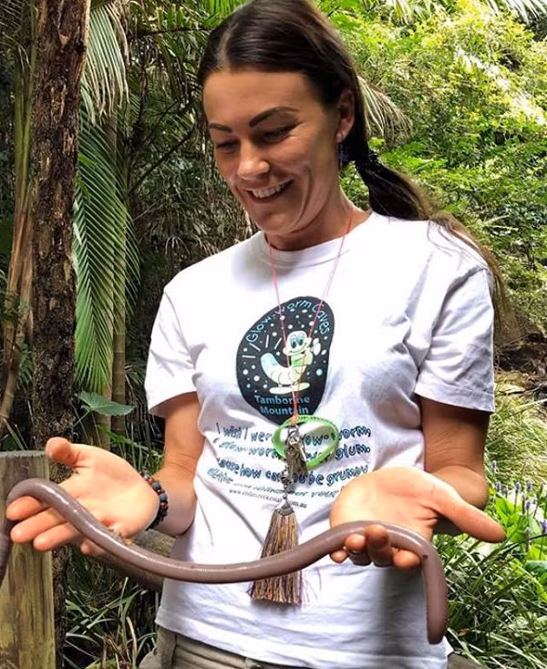 Trước đây, các nhà khoa học đưa ra lý do duy nhất khiến giun đất chui lên sau trận mưa lớn là để tránh bị chết đuối trong đất ngập nước. Tuy nhiên điều này không đúng vì giun đất thở bằng da và chúng cần hơi ẩm trong đất thở