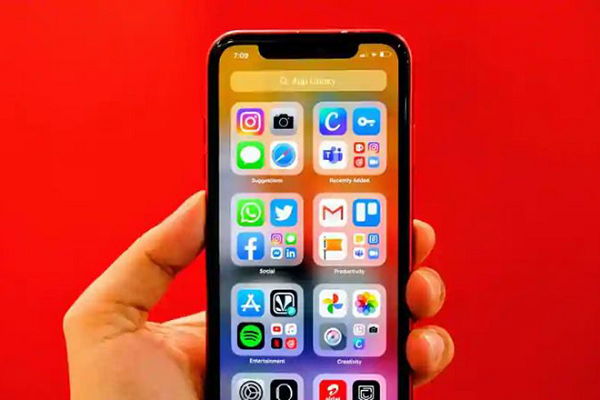 Cũng theo suy đoán của YouTuber amdix, iOS 15 sẽ có tính năng chia đôi màn hình với cách hoạt động tương tự như trên iPad. Người dùng chỉ cần vuốt từ cạnh phải để chọn ứng dụng muốn sử dụng cùng lúc và kéo thả vào giữa. Đối với người dùng Android, tính năng này đã có từ lâu.