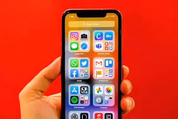 Cũng theo suy đoán của YouTuber amdix, iOS 15 sẽ có tính năng chia đôi màn hình với cách hoạt động tương tự như trên iPad. Người dùng chỉ cần vuốt từ cạnh phải để chọn ứng dụng muốn sử dụng cùng lúc và kéo thả vào giữa. Đối với người dùng Android, tính năng này đã có từ lâu.