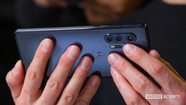 Thao tác cho phép người dùng chạm hai lần hoặc ba lần vào mặt lưng để thực hiện những thao tác nhất định có thể cũng sẽ xuất hiện.