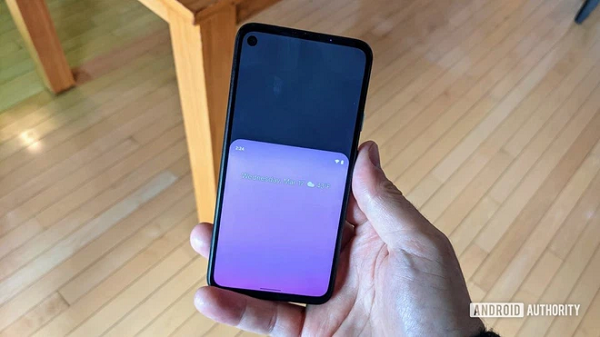 Chế độ một tay mới đây của Android 12 khá giống của iOS. Chỉ cần vuốt xuống ở bất kỳ đâu phía dưới màn hình hiển thị. Khi đó, màn hình hiển thị sẽ kéo xuống và chỉ còn một nửa, cho phép bạn dễ dàng thao tác ở phía nửa trên màn hình chỉ với một tay.