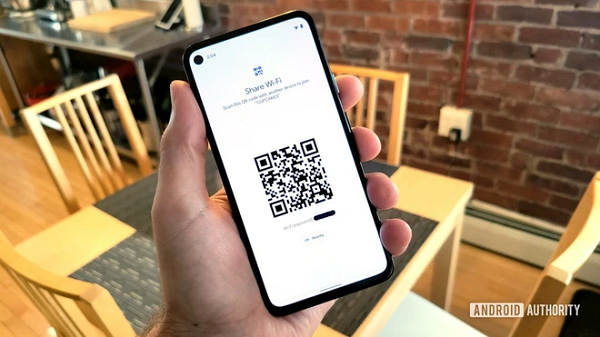 Với Android 12, bạn chỉ cần bấm vào nút Nearby ở phía bên dưới. Nó sẽ sử dụng tính năng Android’s Nearby Share để chia sẻ mật khẩu Wi-Fi với bạn bè xung quanh.
