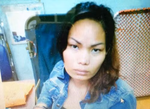 Bat bang nhom chuyen trom do cua du khach nuoc ngoai hinh anh