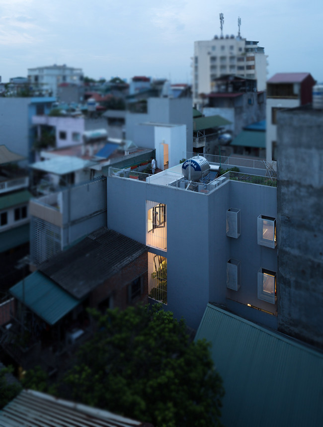 Một điều đặc biệt nữa là, căn nhà tọa lạc trên một mảnh đất vô định hình, không hề có mặt tiền, bị bao quanh bởi các ngôi nhà cao 4-5 tầng và chỉ có thể vào nhà thông qua một lối đi rất hẹp.