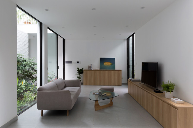 Phòng khách nằm ngay cạnh khoảng sân nhỏ.