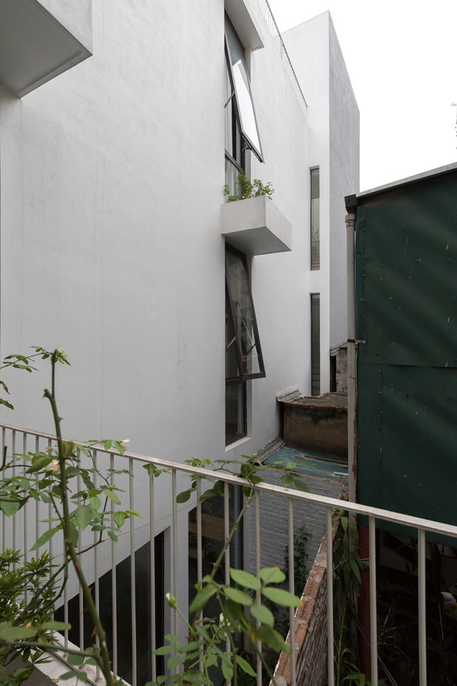 Chính vì thế, không gian sống ở đây thường thiếu hụt ánh sáng tự nhiên và các mảng xanh.