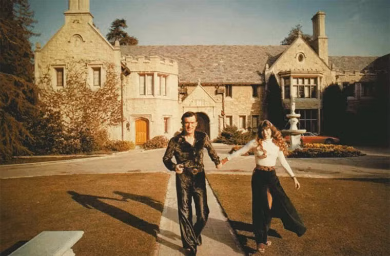  Bên trong căn biệt thự nổi tiếng này, có một khu vực rất bí mật được gọi là phòng Elvis. Tin cho hay, đầu những năm 70, ông vua Rock and Roll, Elvis Presley đã tổ chức một bữa tiệc nhỏ ở đây với tám cô người mẫu Playboy. Bữa tiệc hoang dại đó đã được Hefner giấu kín và kể từ đó căn phòng mang tên Elvis luôn là điều bí ẩn trong biệt thự Playboy. 