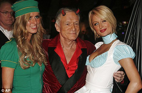  Rất nhiều ngôi sao Hollywood như Charlie Sheen, Snoop Dogg, Leonardo DiCaprio... đã được mời tới lâu đài Playboy tiệc tùng, thác loạn, nhưng cũng có vài ngôi sao bị cấm không cho tới đây vì vi phạm luật lệ do Hugh Hefner đặt ra.