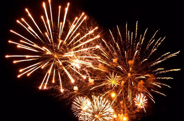  Lâu đài Playboy là nhà riêng duy nhất ở Mỹ được phép bắn pháo hoa tại nhà trong các dịp tiệc tùng, lễ hội. Đặc biệt nhân ngày quốc khánh Mỹ, nơi đây luôn sáng rực pháo hoa và đứng xa vài km cũng có thể nhìn thấy pháo hoa bắn lên từ lâu đài Playboy. 