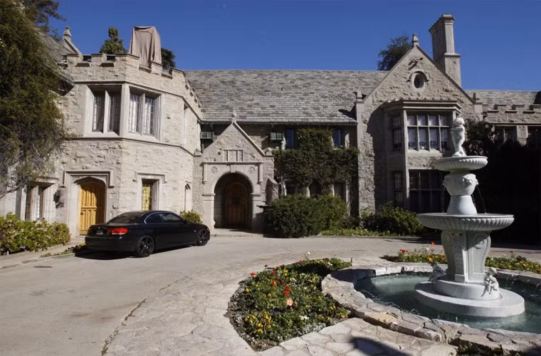  Biệt thự Playboy đầu tiên là ở Chicago, nơi sáng lập ra tạp chí Playboy danh tiếng. Những năm 70, Hef chuyển tới Los Angeles và sống trong căn biệt thự mà hiện nay chúng ta biết. Nhưng mọi người sẽ ngạc nhiên khi biết Hugh Hefner không còn là chủ của lâu đài này nữa. Lâu đài Playboy hiện thuộc về quyền sở hữu của công ty Playboy Enterprises và Hef chỉ là người thuê lại. Hiện tòa nhà này có giá gần 60 triệu USD. 