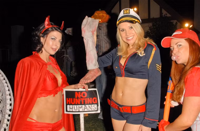  Những người được mời tham gia những bữa tiệc hoang dại trong lâu đài Playboy được Hugh Hefner tuyển chọn rất gắt gao. Thậm chí, có lúc, vé để tham gia các bữa tiệc ở Playboy còn được mang bán đấu giá và được mua với giá hàng ngàn USD. 