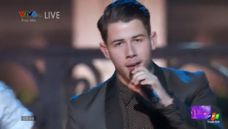 Nick Jonas biểu diễn trên sân khấu Chung kết Hoa hậu Hoàn vũ 2014.