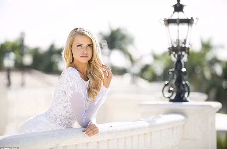 Hoa hậu Australia chụp ảnh trong trang phục dạ hội.