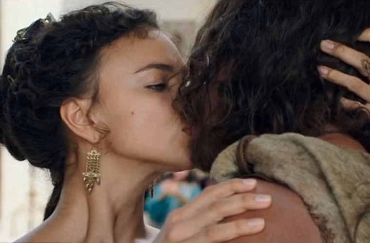 Bộ phim đánh dấu lần đầu chạm ngõ điện ảnh của cô người mẫu 28 tuổi.