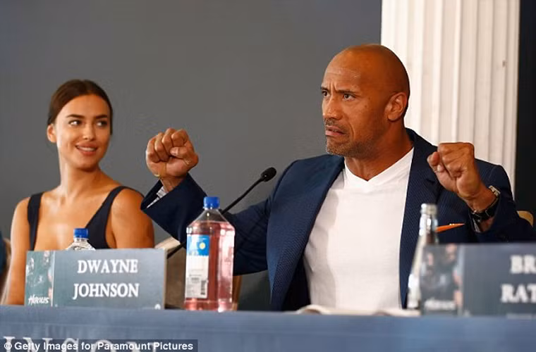 Không chỉ dành cho nhau những nụ hôn, ánh mắt họ trao cho nhau cũng rất đặc biệt chứ không như là hai đồng nghiệp đi quảng bá phim chung.