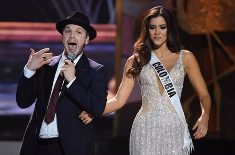 Người đẹp sinh năm 1993 được nam ca sĩ Gavin DeGraw đưa ra sân khấu.