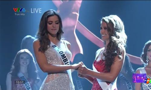 Hoa hậu Mỹ và Colombia trong giây phút hồi hộp chờ kết quả cuối cùng.