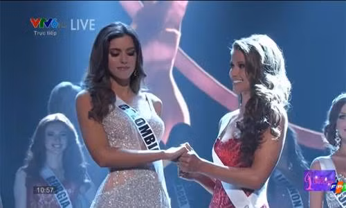 Hoa hậu Mỹ và Colombia trong giây phút hồi hộp chờ kết quả cuối cùng.