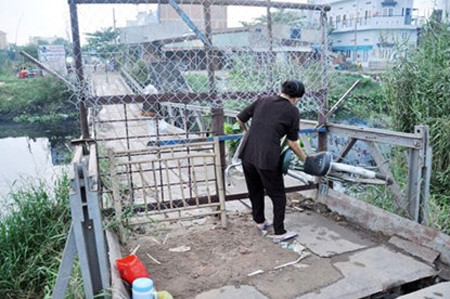 Nguoi Sai Gon lieu minh qua cay cau “dua vong”-Hinh-9