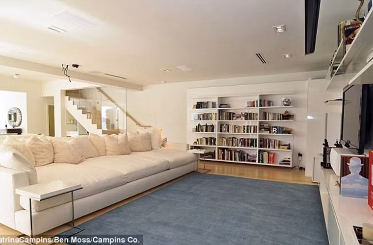 Ngoài những phòng chức năng, biệt thự còn có một phòng xem tivi riêng biệt, một phòng tập hiện đại.