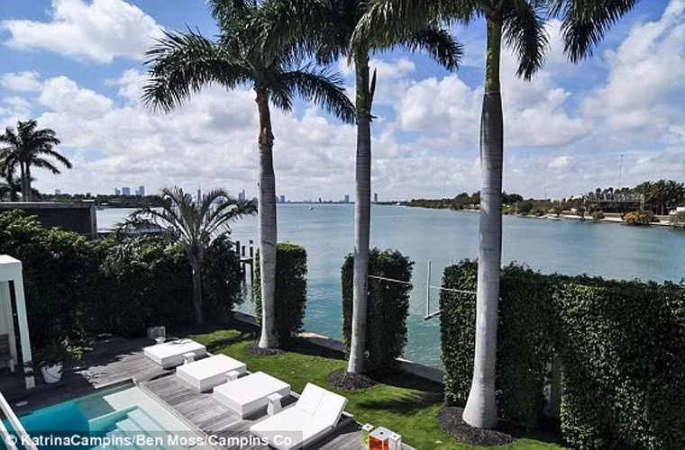 Ngay cạnh bể bơi là khu bờ sông rộng thoáng.