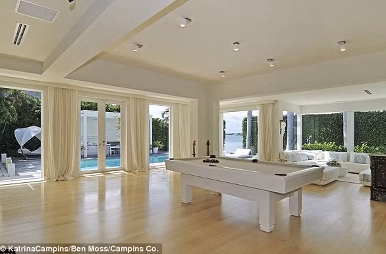 Biệt thự của ngôi sao "Hips Don’t Lie" nằm trên khổ đất rộng 2.500m2 với hai tầng lầu.