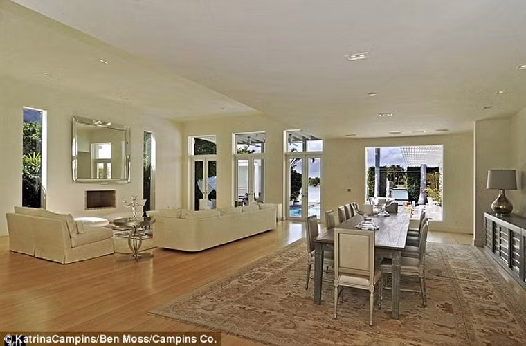 Khu vực phòng khách và phòng ăn.