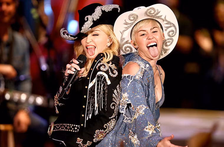 Madonna và Miley Cyrus lè lưỡi đầy khiêu khích khi đang biểu diễn trong show "MTV Unplugged" của Cyrus hồi tháng 1.