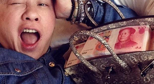 Cũng trong năm vừa qua, stylist “đại gia” này tung lên trang cá nhân một bức ảnh khác, chụp chiếc túi Hermes Birkin bên trong chồng những cọc tiền đầy lên tận miệng. Bức ảnh ngay lập tức tạo nên một cuộc khẩu chiến trên các diễn đàn và khiến David Gan mang danh khoe của.