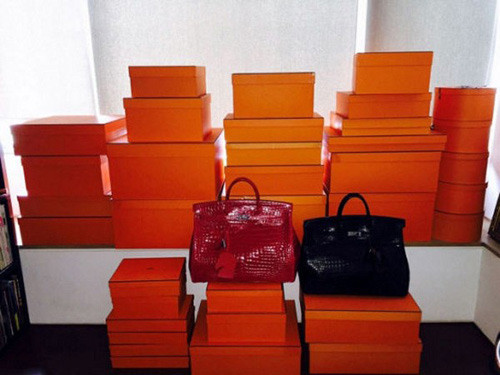 Không chỉ nổi tiếng với bộ sưu tập túi "khủng", David Gan còn "khét tiếng" là hào phóng. Trong quá khứ, stylist này từng chi ra 30.000 USD (hơn nửa tỷ đồng) mua quần áo, túi xách hàng hiệu làm quà giáng sinh cho những người bạn nổi tiếng trong giới giải trí.