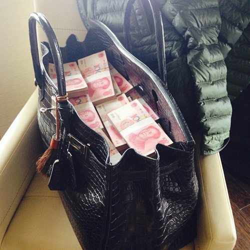 Đây không phải lần đầu, stylist kiêm nhà tạo mẫu tóc này khiến giới truyền thông “chao đảo” về những hành động và phát ngôn gây sốc. Năm ngoái, David Gan từng khiến nhiều người phật ý khi đăng tải ảnh chụp một chiếc túi hàng hiệu của mình và “tuyên ngôn”: “Có kẻ nói chiếc túi này là là đồ giả. Nhưng tôi nghĩ rằng bản mặt của họ còn giả hơn cả túi.”