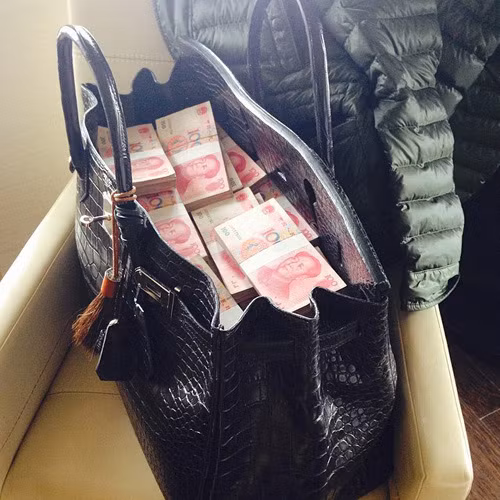 Đây không phải lần đầu, stylist kiêm nhà tạo mẫu tóc này khiến giới truyền thông “chao đảo” về những hành động và phát ngôn gây sốc. Năm ngoái, David Gan từng khiến nhiều người phật ý khi đăng tải ảnh chụp một chiếc túi hàng hiệu của mình và “tuyên ngôn”: “Có kẻ nói chiếc túi này là là đồ giả. Nhưng tôi nghĩ rằng bản mặt của họ còn giả hơn cả túi.”