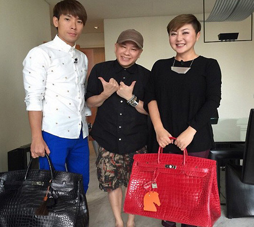 Dù không phải là diễn viên điện ảnh hay ca sĩ nổi tiếng nhưng David Gan (giữa) vẫn là một tên tuổi đình đám trong làng giải trí Singapore. Anh được biết đến với kinh nghiệm làm tóc, stylist cho các sao lớn của châu Á như Chương Tử Di, Phạm Văn Phương … và còn nổi như cồn vì sở hữu bộ sưu tập túi hàng hiệu xa xỉ.