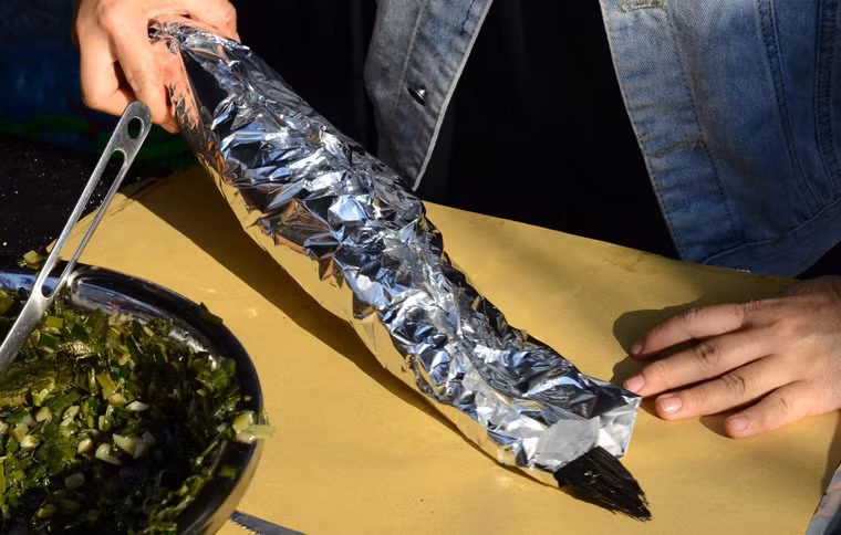 Thanh nien “ba dao” mua ca loc nuong via than tai tang ban gai ngay Valentine-Hinh-11